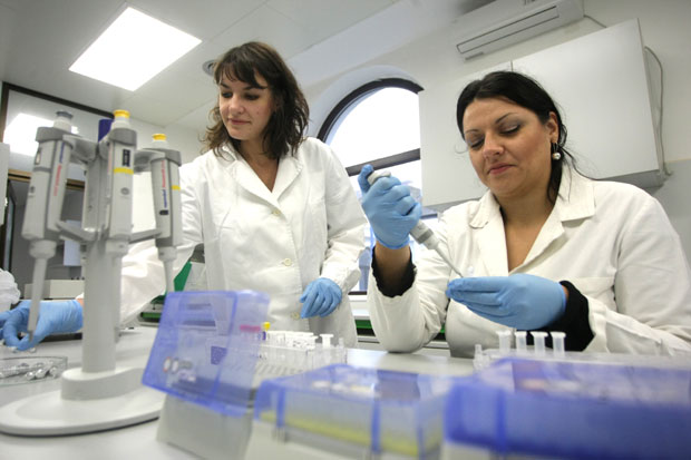 Политика дави млеко